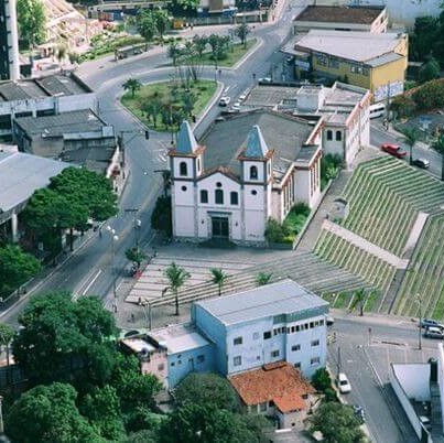 Igreja vista de cima em cruzamento de ruas na cidade